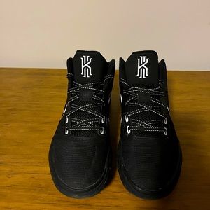 Nike Men's Kyrie Flytrap IV Basketball Shoe
